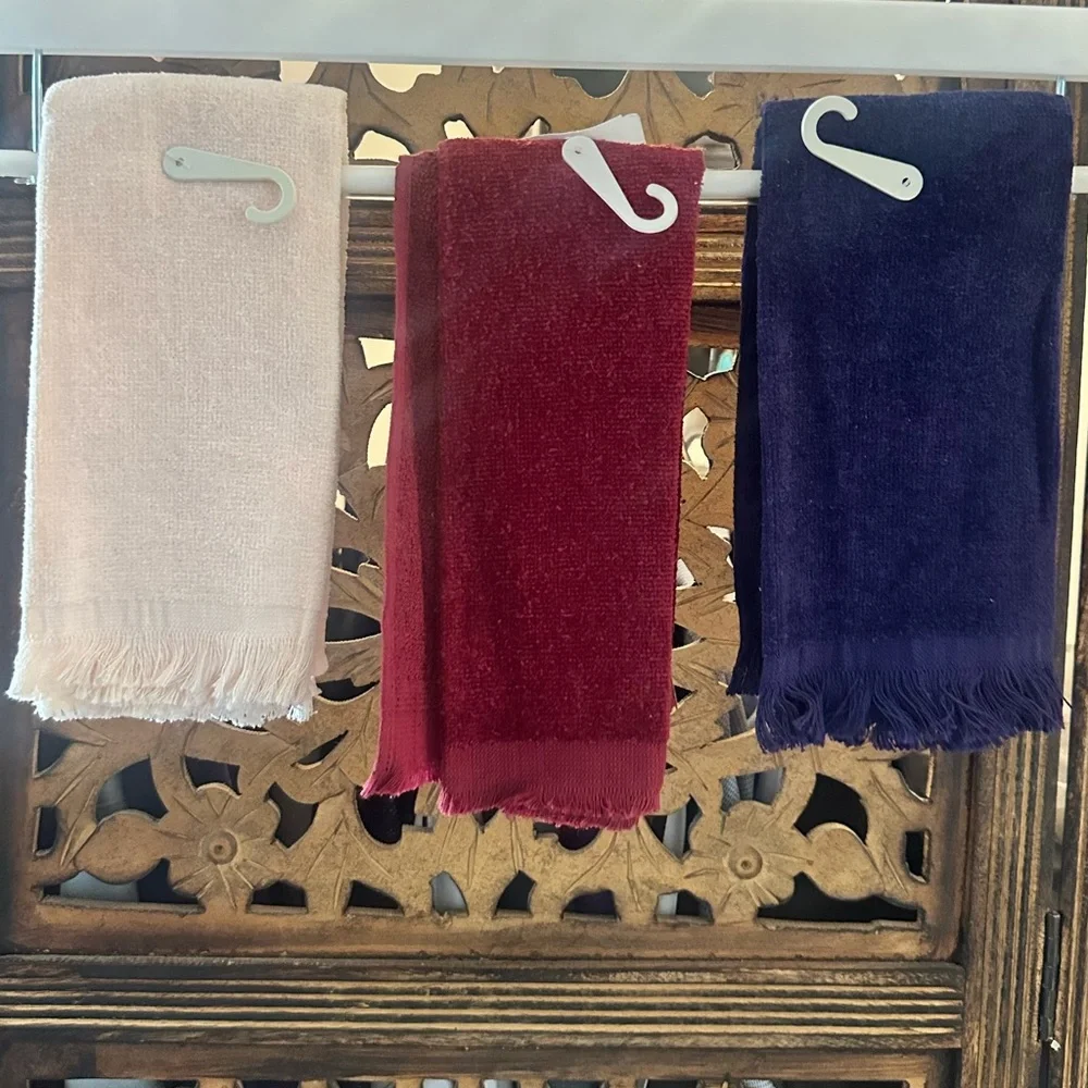 Vintage Set of 3 Bathroom / Kitchen Embroidered Fingertip Hand Guest Towels.